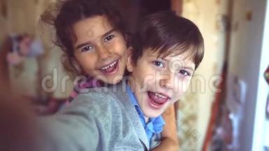 小男孩和女孩拥抱做自拍。 男孩与女孩拥抱儿童友谊的概念。 小可爱的男孩和女孩